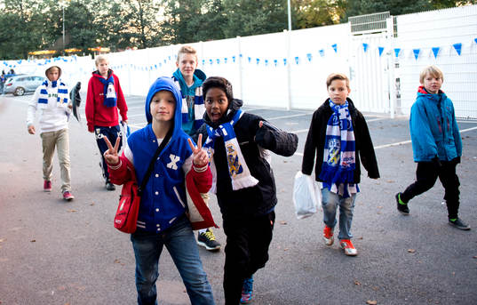 Unga supportrar på väg in till sektionen Young Fellows