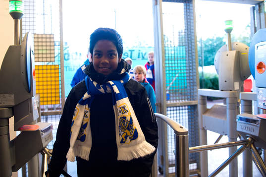 Unga supportrar på väg in till sektionen Young Fellows