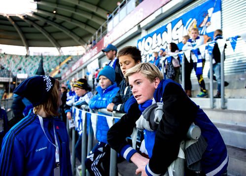 Unga supportrar på sektionen Young Fellows innan
