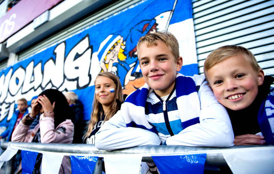 Unga supportrar på sektionen Young Fellows innan