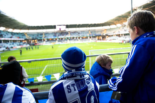 Unga supportrar på sektionen Young Fellows innan