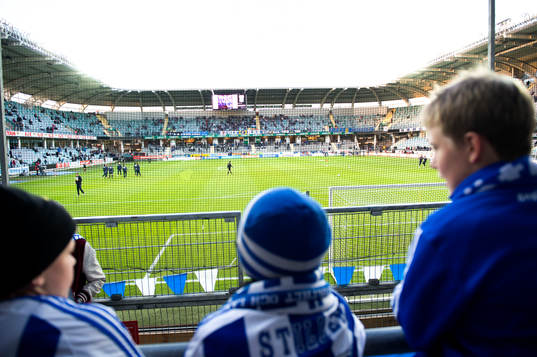 Unga supportrar på sektionen Young Fellows innan