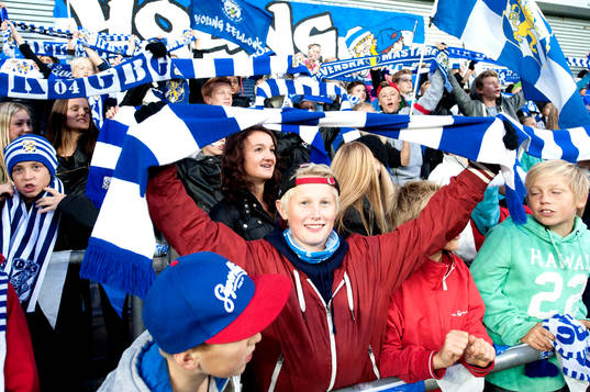 Unga supportrar på sektionen Young Fellows inder