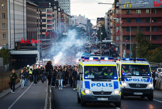 AIK-supportrar marscherar mot Tele2 Arena