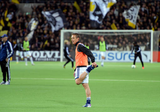 Djurgårdens Andreas Johansson värmer upp innan