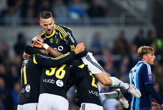 s Alexander Milosevic kastar sig över sina lagkamrater och