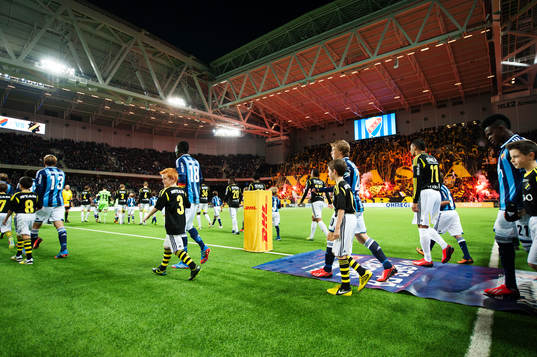 Lagen gör entré till fotbollsmatchen i Allsvenskan mellan