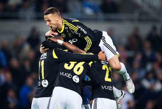 s Alexander Milosevic kastar sig över sina lagkamrater och