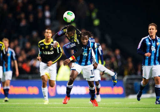 s Ibrahim Moro i en duell med Djurgårdens Amadou Jawo
