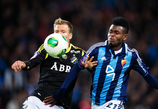 s Per Karlsson utmanas av Djurgårdens Godsway Donyoh