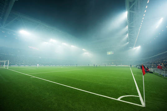 Ett rökfyllt Tele2 Arena innan fotbollsmatchen i