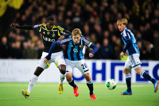 s Henok Goitom i en duell  med Djurgårdens Simon Tibbling