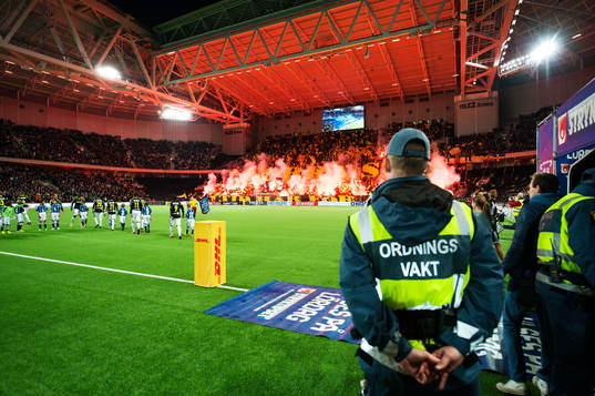 s klack eldar bengaler när lagen gjort entré till