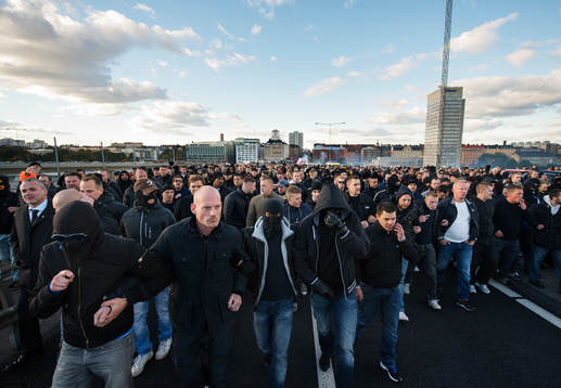 AIK-supportrar, en stor del maskerade, marscherar över