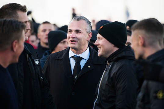 s ordförande Johan Segui marscherar med AIK-supportrar mot