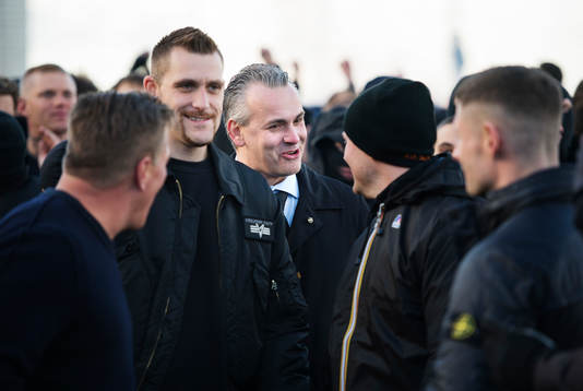 s ordförande Johan Segui marscherar med AIK-supportrar mot