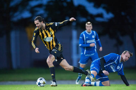 Filip Thurn, IFK Hässleholm, vänder bort två motståndare
