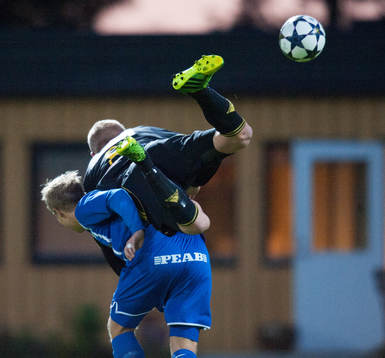 Tackling, Linus Svensson, IFK Hässleholm, åker på en