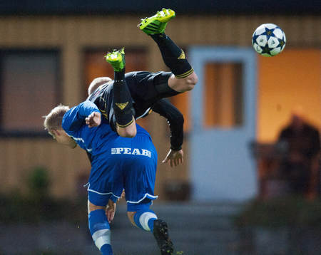 Tackling, Linus Svensson, IFK Hässleholm, åker på en