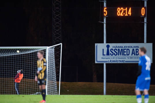 5-0 lyser på ljustavlan, reklamskylt Hässleholms låssmed