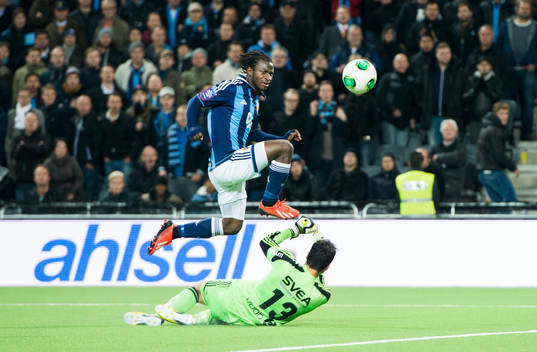Djurgårdens Amadou Jawo sparkar bollen över AIKs målvakt
