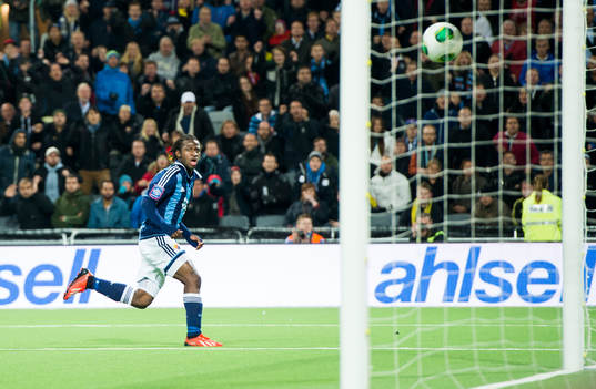 Djurgårdens Amadou Jawo ser sitt 2-2 mål flyga in