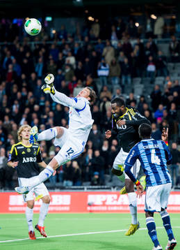 Djurgårdens målvakt Kenneth Høie boxar undan bollen för