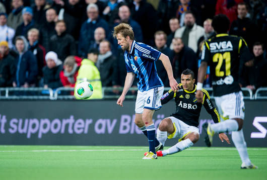 Djurgårdens Peter Nymann Mikkelsen tar hand om bollen