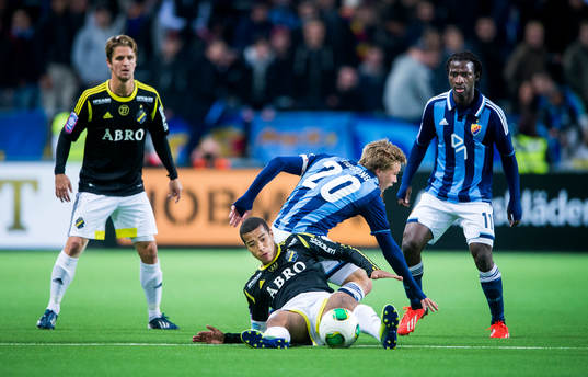 AIKs Robin Quaison blir neddragen av Djurgårdens Simon