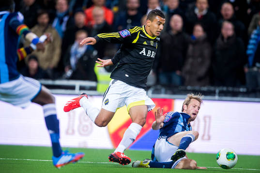Djurgårdens Peter Nymann Mikkelsen plockar undan bollen