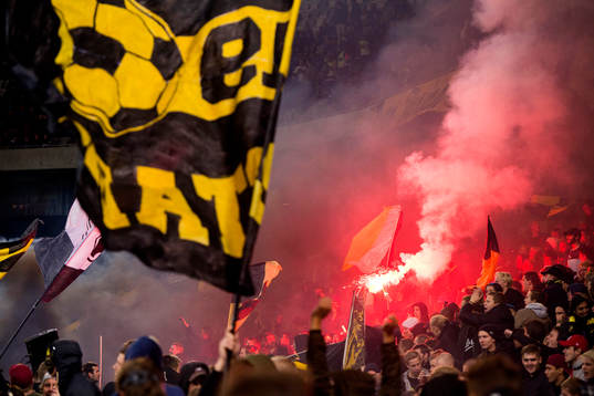 AIKs supportrar bränner bengaler