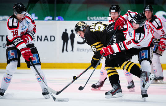 Örebros Tim Wallace och Justin DiBenedetto i kamp om