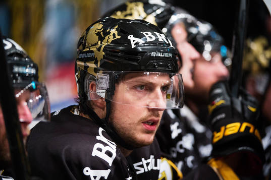 s Brett Carson på bänken