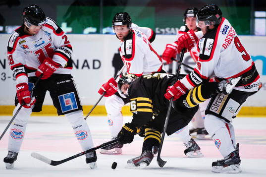 Örebros Tim Wallace och Justin DiBenedetto i kamp om