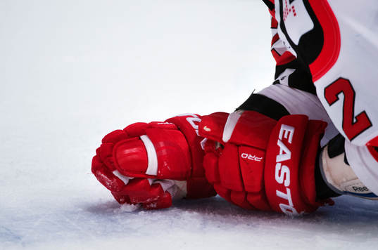 Ishockeyhandskar på isen