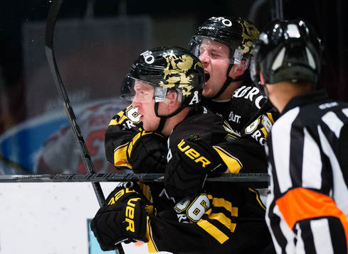 s Oscar Ahlström och Victor Ahlström jublar