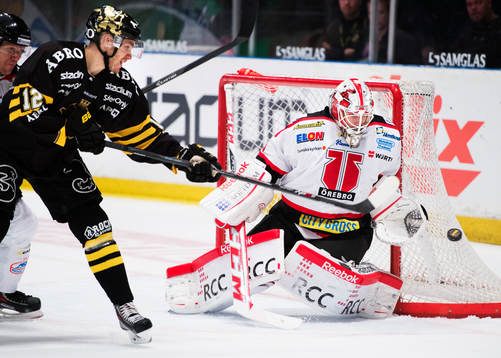 s Fredrik Hynning oroar framför Örebros målvakt Tim