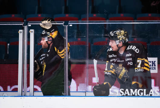 s Fredrik Svensson och Brett Carson i utvisningsbåset