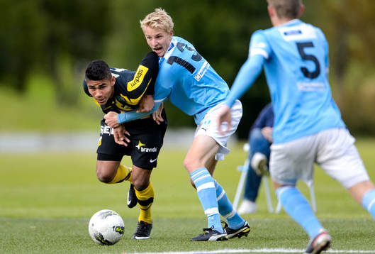 Häckens Hosam Aiesh hålls fast av Franz Brorsson