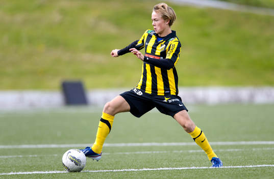 Häckens Adam Andersson med bollen