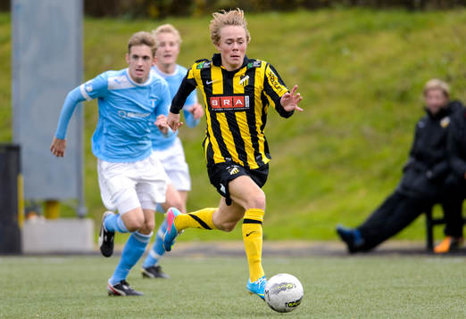 Häckens Joel Andersson med bollen