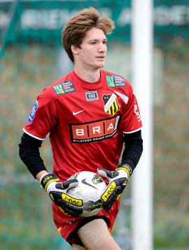 Häckens målvakt Teodor Söderberg med bollen
