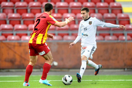 Brommapojkarnas Gabriel Özkan skjuter framför Syrianskas