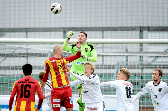 Brommapojkarnas målvakt Ivo Vazgec boxar undan bollen