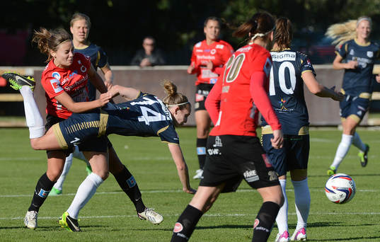 Manon Melis tas hårt av Kdffspelare