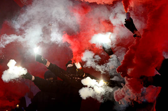 Maskerade Helsingborgssupportrar med bengaler