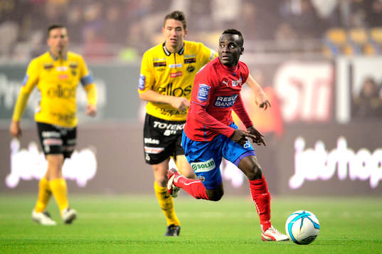 Helsingborgs David Accam jagas av Elfsborgs Marcus Rohdén