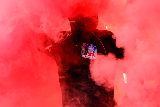Helsingborgssupporter i röken på läktaren