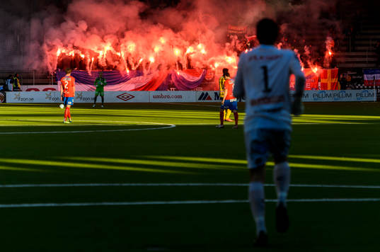 Helsingborgs supportrar tänder bengaler och starten