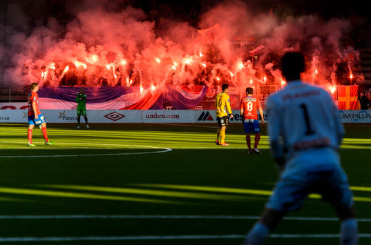 Helsingborgs supportrar tänder bengaler och starten